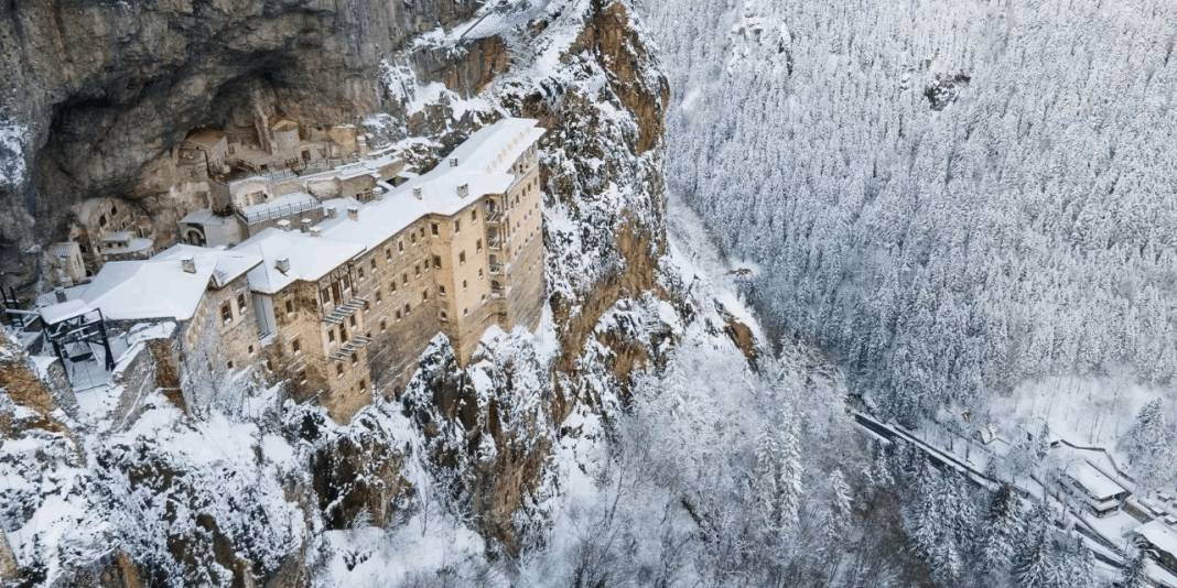 Sümela Manastırı karla beyaza büründü: Tarihi yapı muhteşem manzaralar sunuyor 2